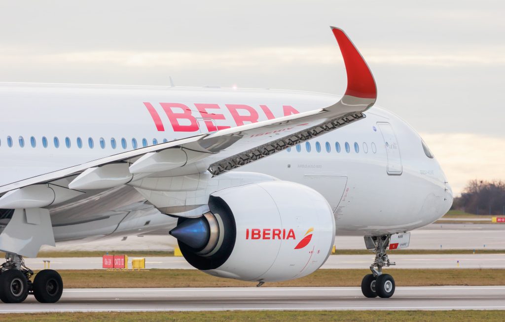 Avión Iberia Airbus A350-941 REG EC-NVR en el Aeropuerto Vaclav Havel de Praga. Desde Praga a Madrid.