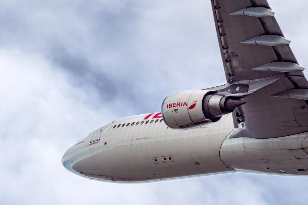 Avión de pasajeros Airbus A330-300 de la aerolínea Iberia volando después del despegue.