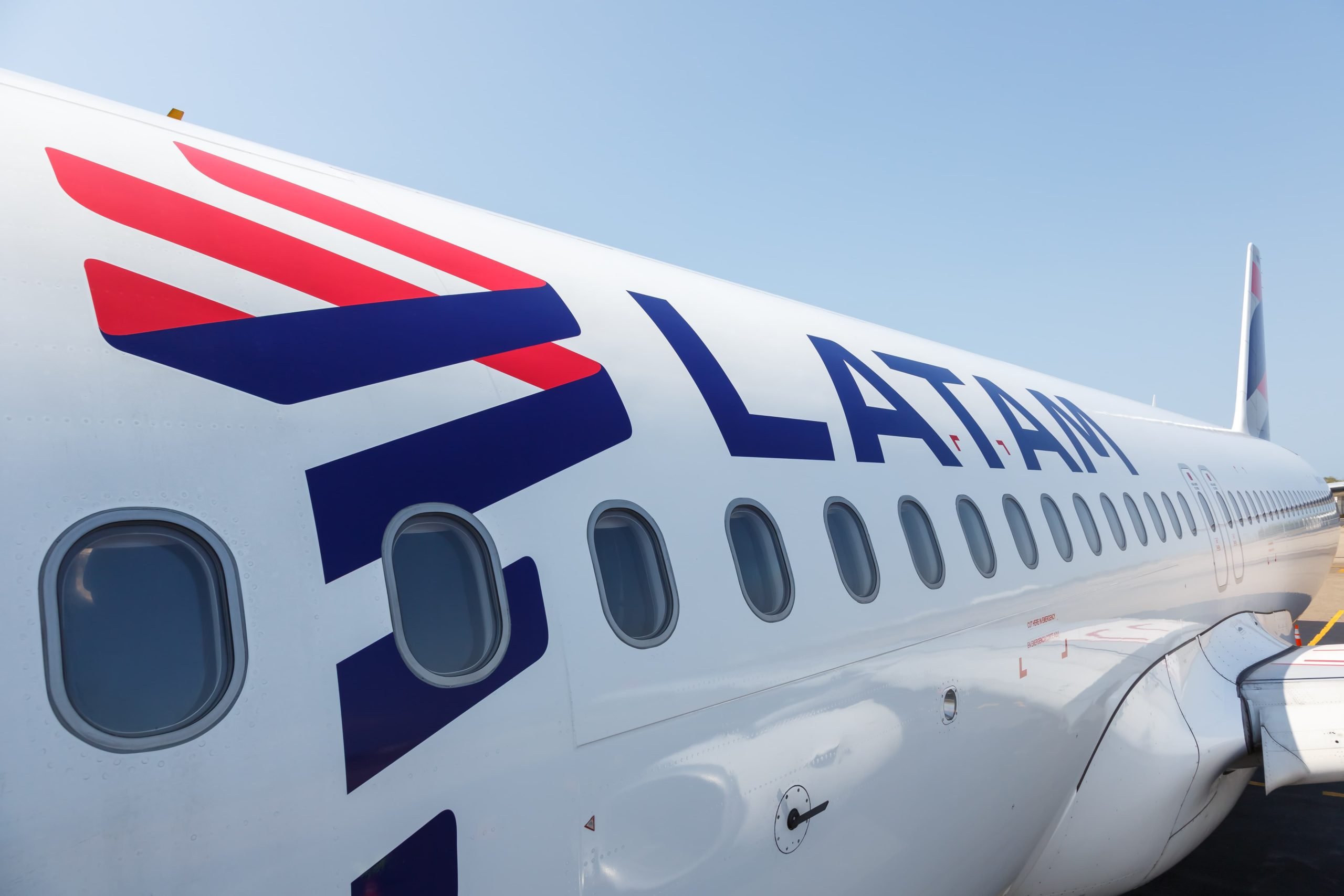 Avión Airbus A320 de LATAM en el aeropuerto de Cartagena.