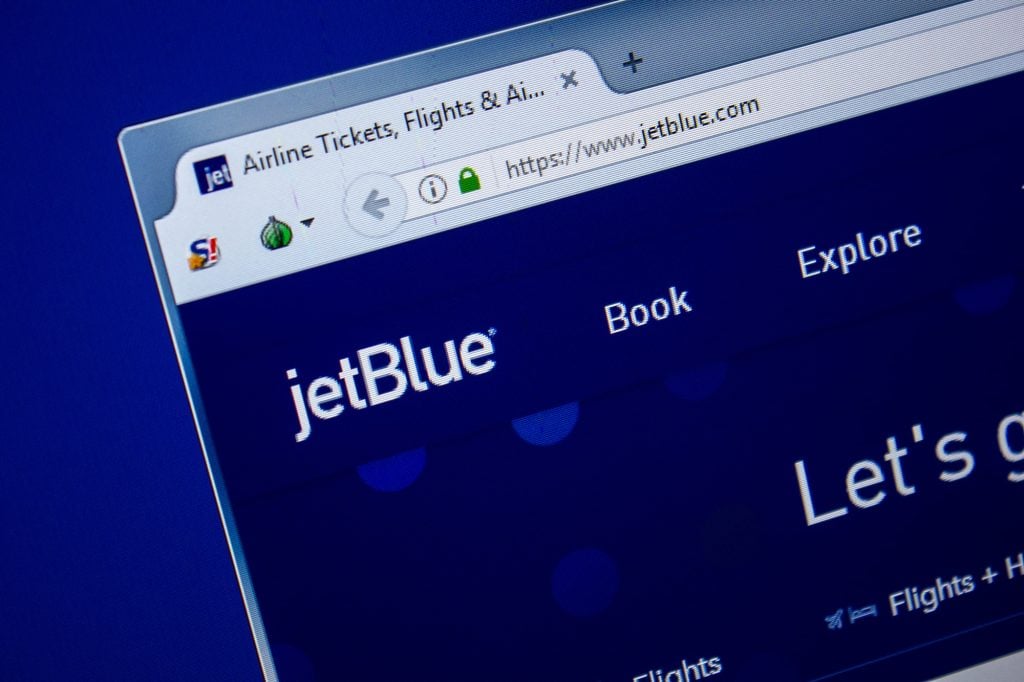 Página de inicio del sitio web de JetBlue en la pantalla de la PC. URL - JetBlue.