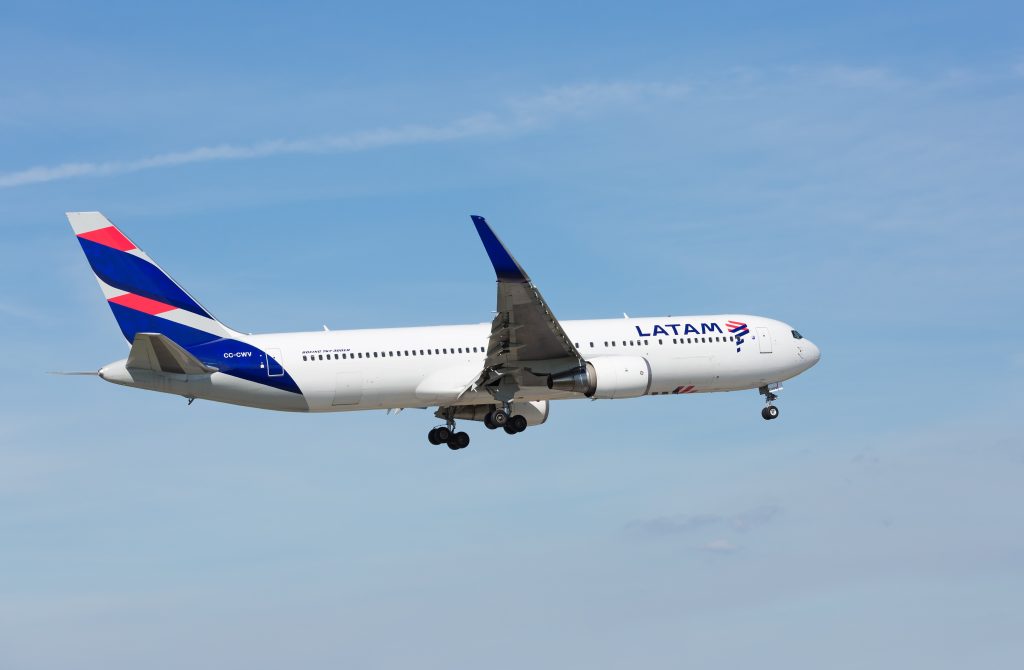 Avión Boeing 767 de LATAM Airlines aterrizando en el Aeropuerto Internacional de Miami