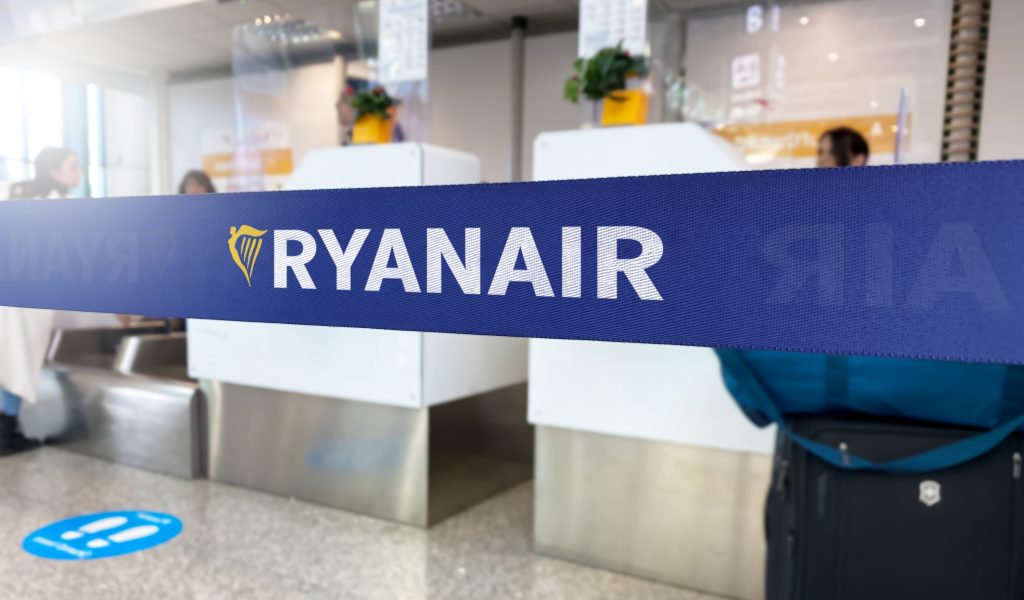 Cinta de barrera azul con el logotipo de Ryanair dentro de un aeropuerto